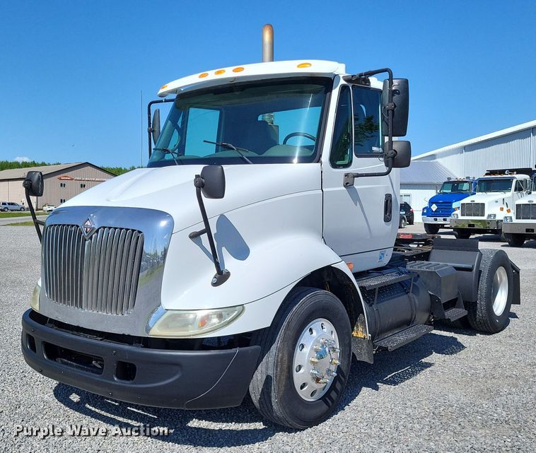 image for item LR9225 2006 International 8600  semi truck