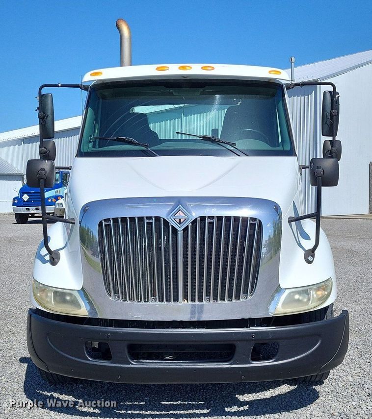 image for item LR9225 2006 International 8600  semi truck