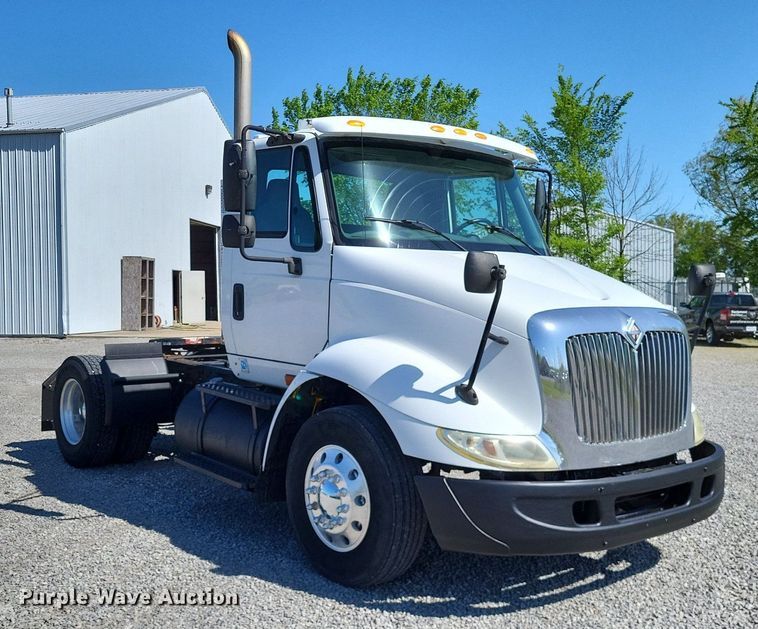 image for item LR9225 2006 International 8600  semi truck