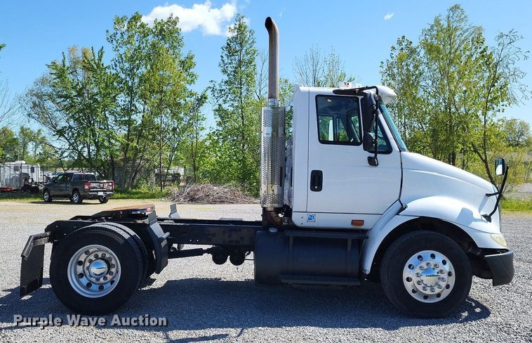 image for item LR9225 2006 International 8600  semi truck