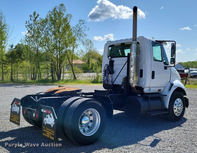 image for item LR9225 2006 International 8600  semi truck