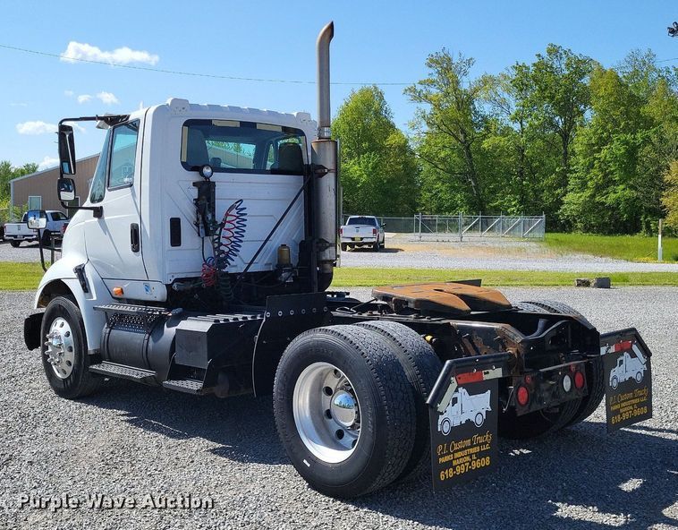 image for item LR9225 2006 International 8600  semi truck