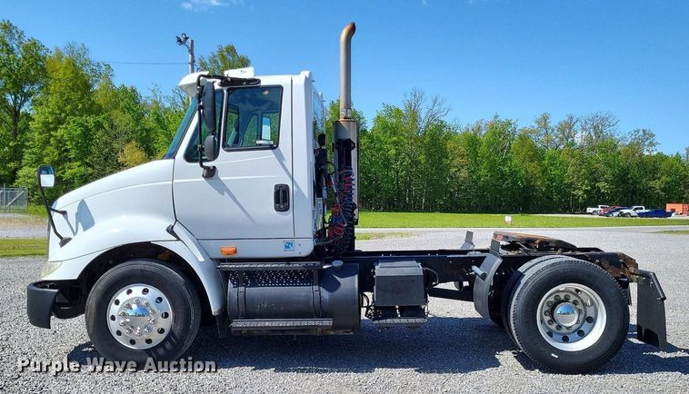 image for item LR9225 2006 International 8600  semi truck