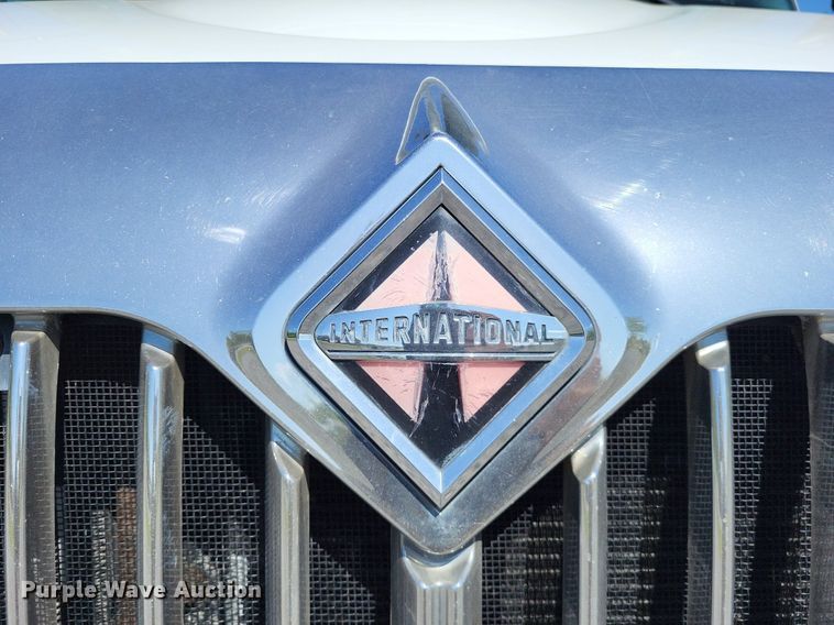 image for item LR9225 2006 International 8600  semi truck