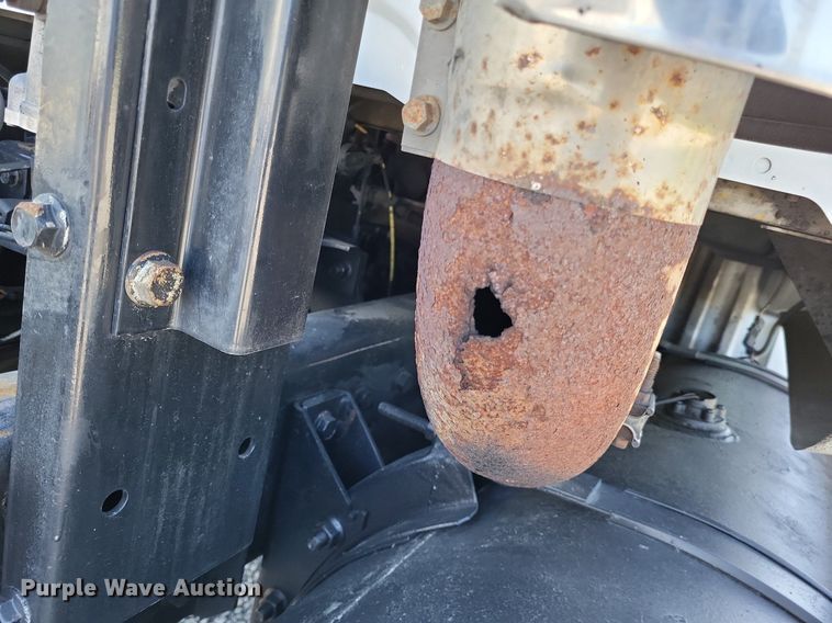 image for item LR9225 2006 International 8600  semi truck