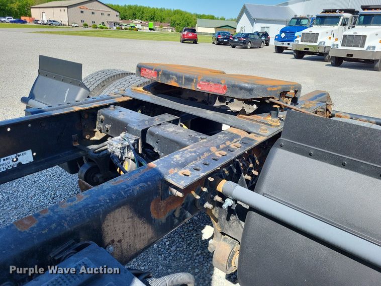 image for item LR9225 2006 International 8600  semi truck