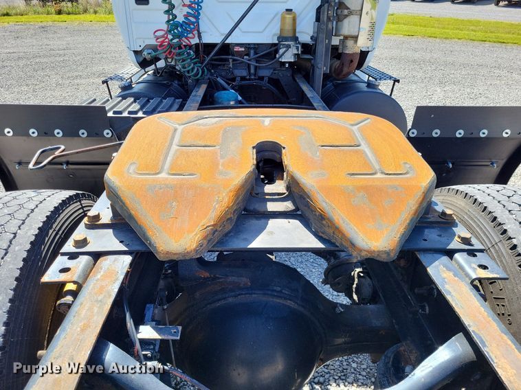 image for item LR9225 2006 International 8600  semi truck