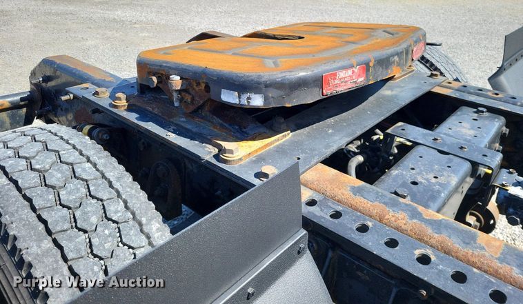 image for item LR9225 2006 International 8600  semi truck