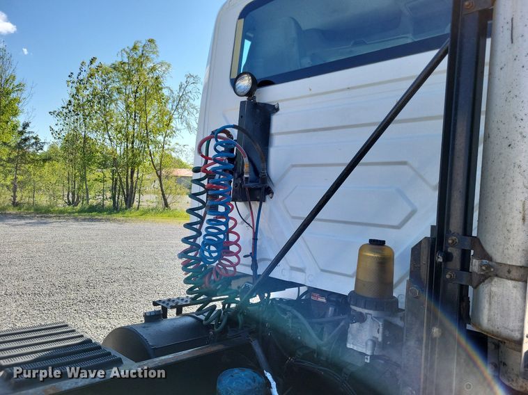 image for item LR9225 2006 International 8600  semi truck