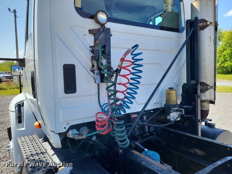 image for item LR9225 2006 International 8600  semi truck