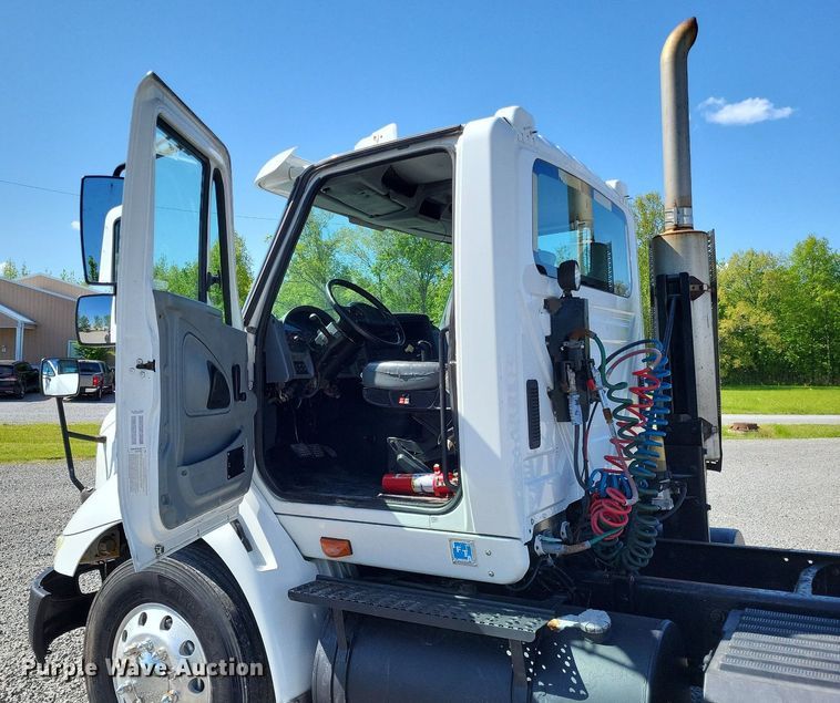 image for item LR9225 2006 International 8600  semi truck