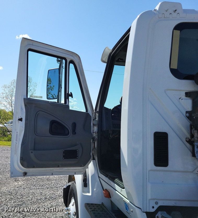 image for item LR9225 2006 International 8600  semi truck