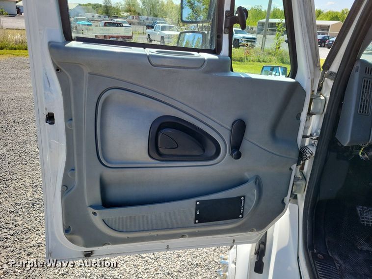 image for item LR9225 2006 International 8600  semi truck