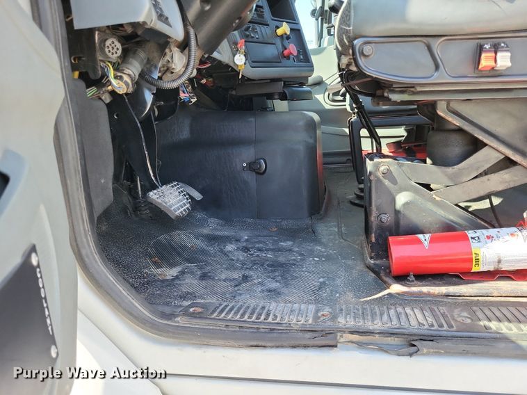 image for item LR9225 2006 International 8600  semi truck