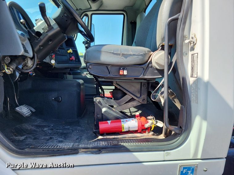 image for item LR9225 2006 International 8600  semi truck