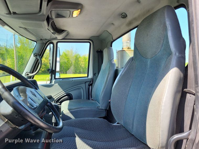 image for item LR9225 2006 International 8600  semi truck