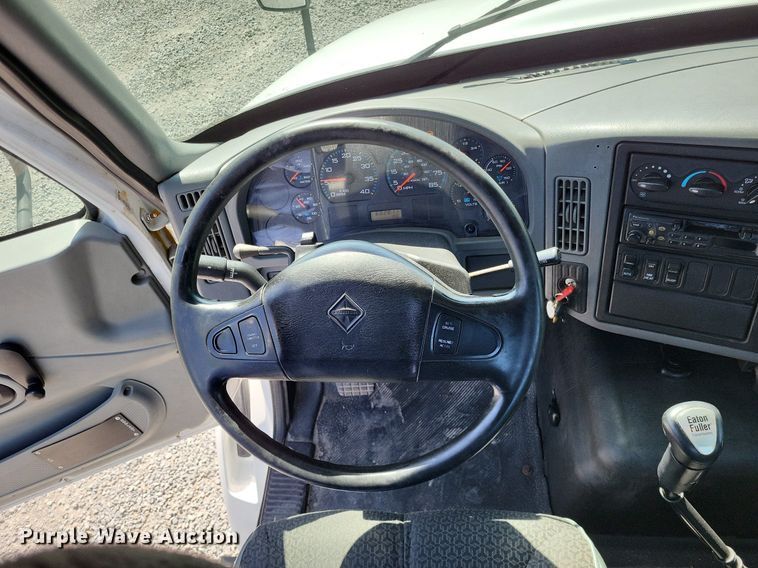 image for item LR9225 2006 International 8600  semi truck