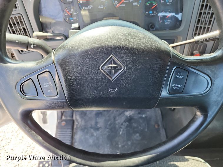 image for item LR9225 2006 International 8600  semi truck