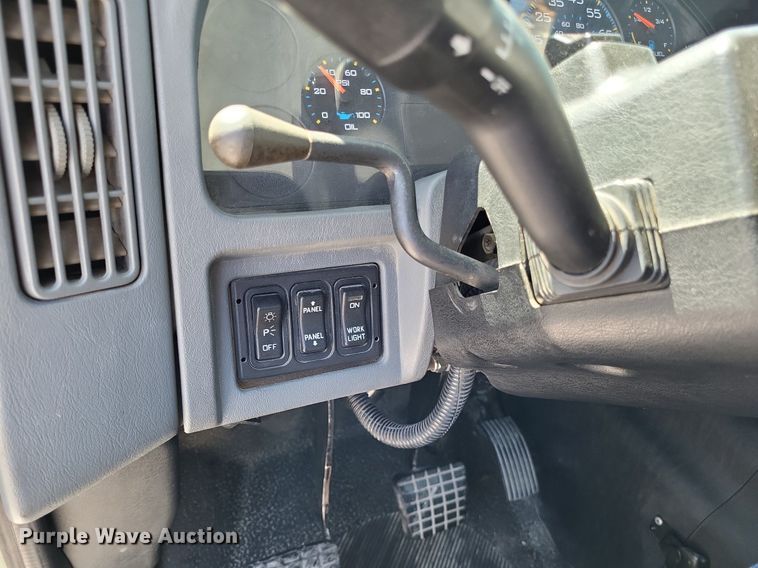 image for item LR9225 2006 International 8600  semi truck