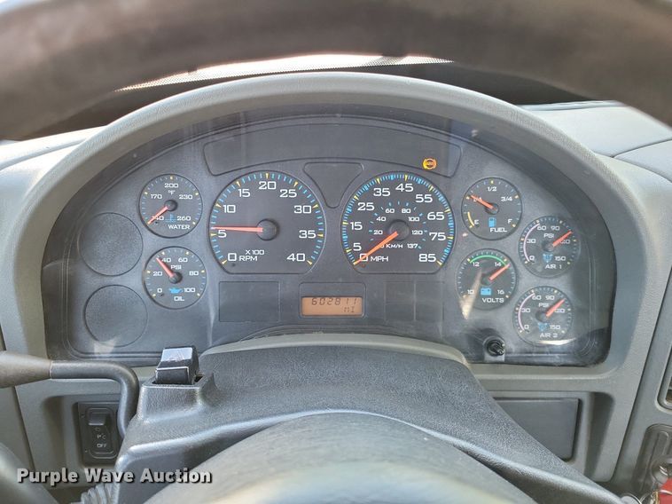 image for item LR9225 2006 International 8600  semi truck