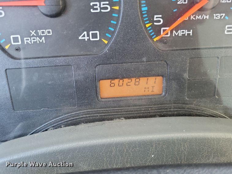 image for item LR9225 2006 International 8600  semi truck