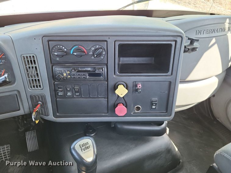 image for item LR9225 2006 International 8600  semi truck