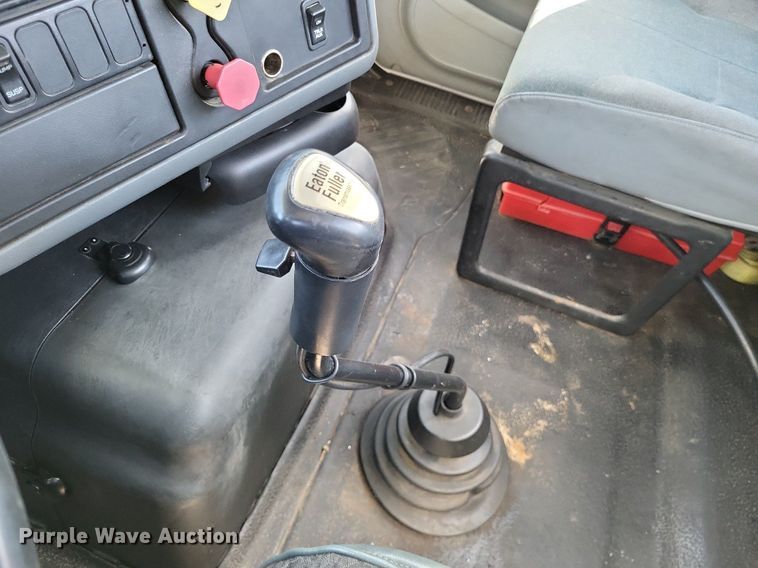 image for item LR9225 2006 International 8600  semi truck