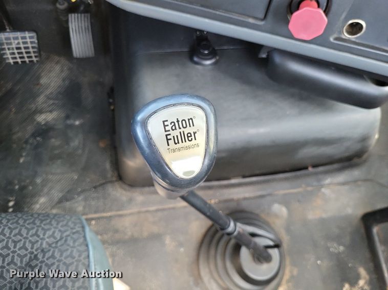 image for item LR9225 2006 International 8600  semi truck