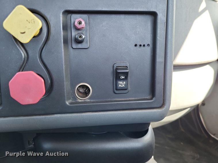 image for item LR9225 2006 International 8600  semi truck