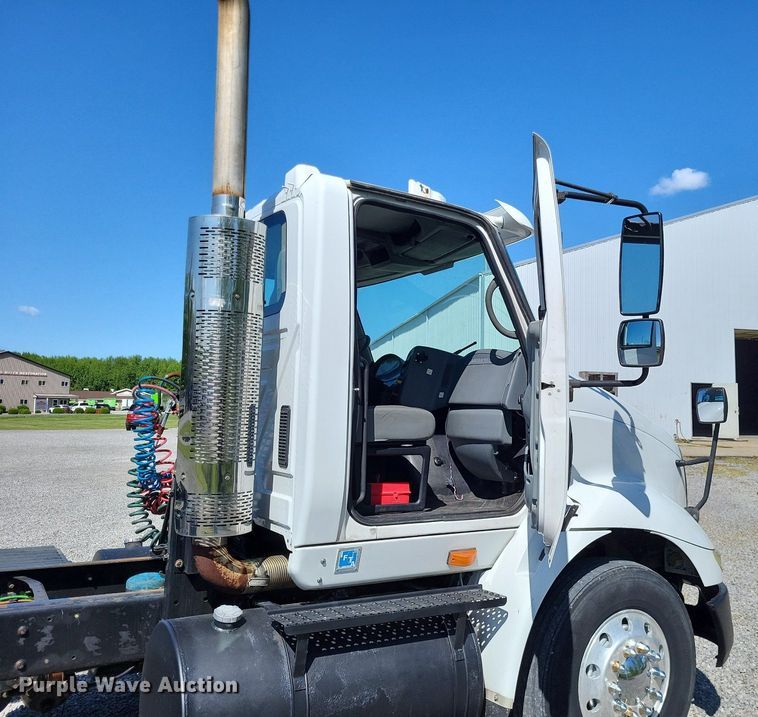 image for item LR9225 2006 International 8600  semi truck