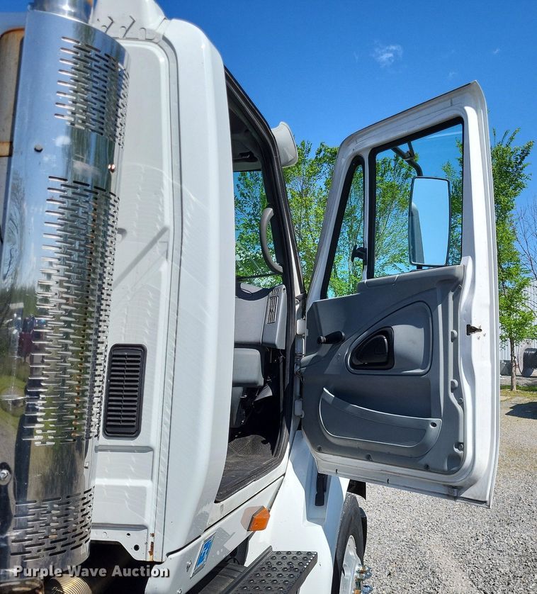 image for item LR9225 2006 International 8600  semi truck