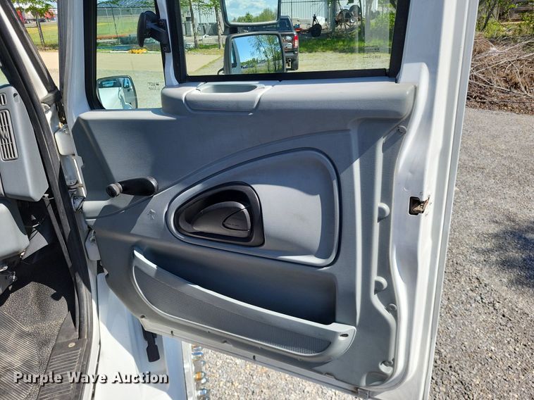 image for item LR9225 2006 International 8600  semi truck