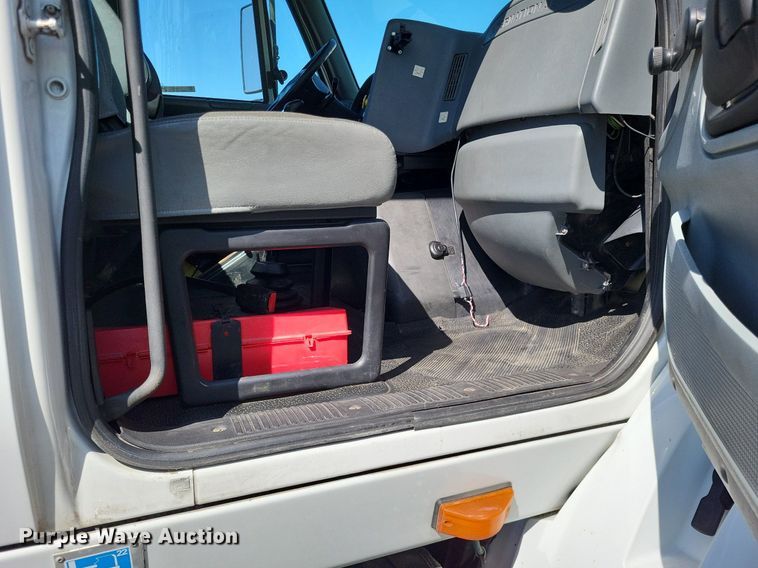 image for item LR9225 2006 International 8600  semi truck