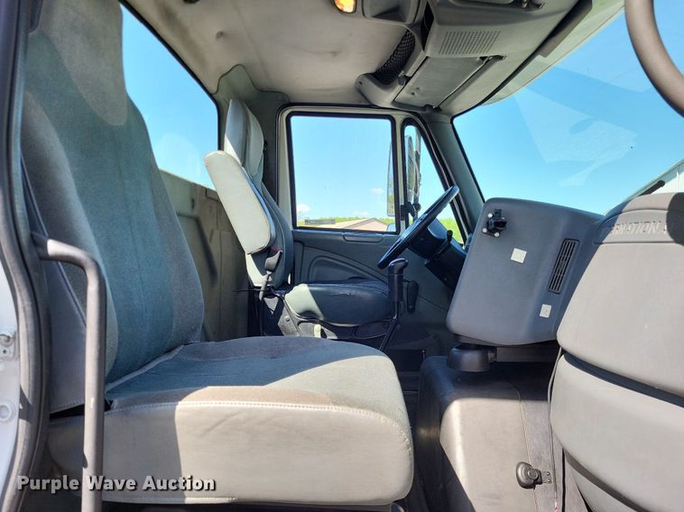 image for item LR9225 2006 International 8600  semi truck