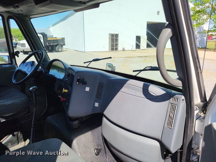 image for item LR9225 2006 International 8600  semi truck