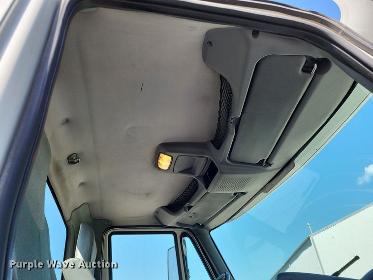 image for item LR9225 2006 International 8600  semi truck