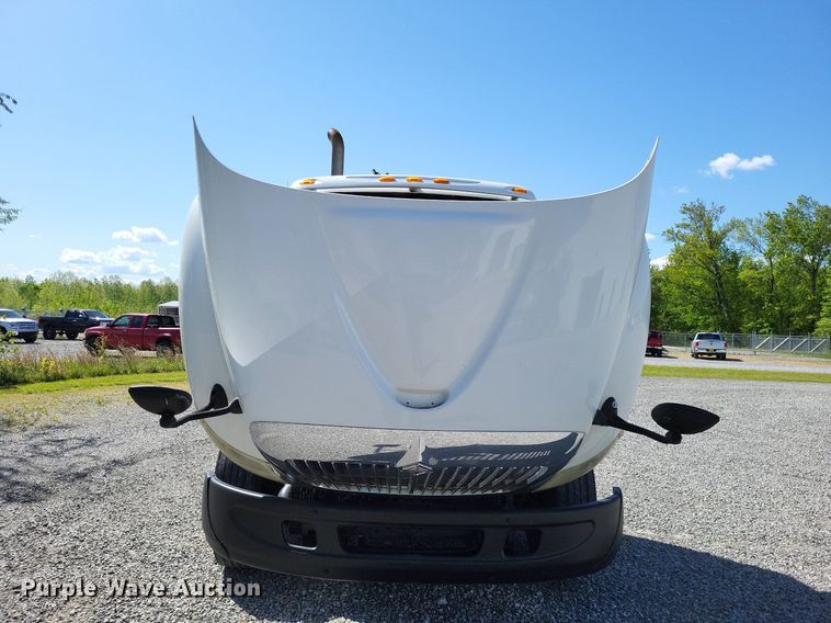 image for item LR9225 2006 International 8600  semi truck