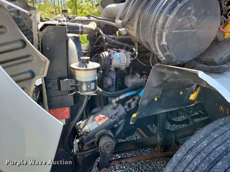 image for item LR9225 2006 International 8600  semi truck