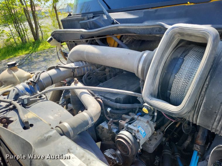 image for item LR9225 2006 International 8600  semi truck