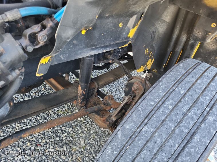 image for item LR9225 2006 International 8600  semi truck