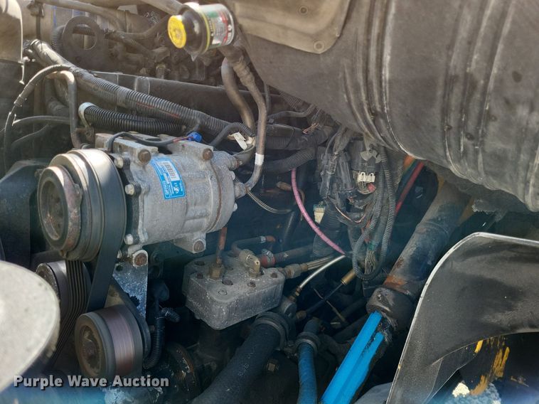 image for item LR9225 2006 International 8600  semi truck