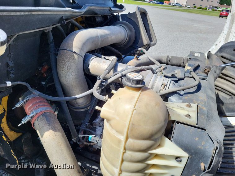 image for item LR9225 2006 International 8600  semi truck