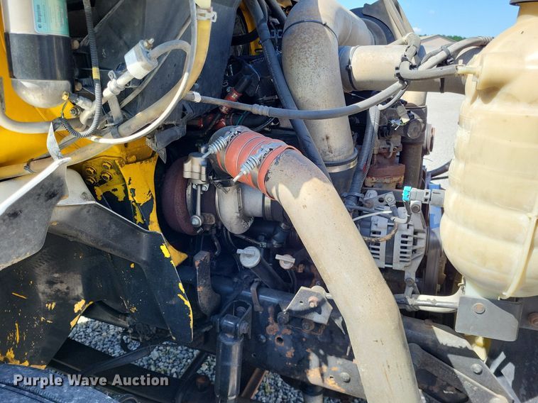 image for item LR9225 2006 International 8600  semi truck