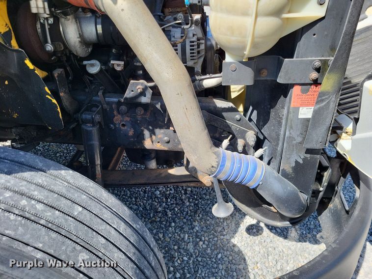 image for item LR9225 2006 International 8600  semi truck