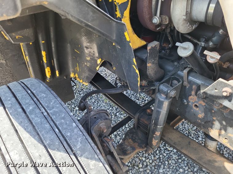 image for item LR9225 2006 International 8600  semi truck