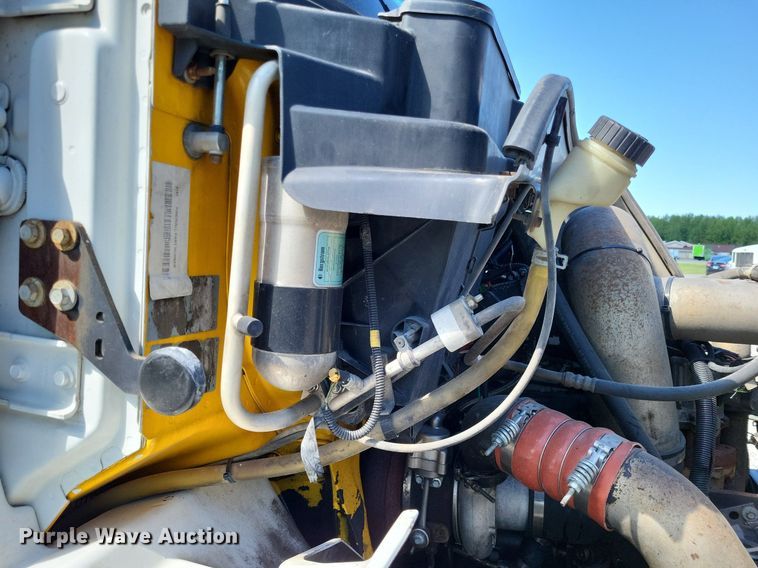 image for item LR9225 2006 International 8600  semi truck