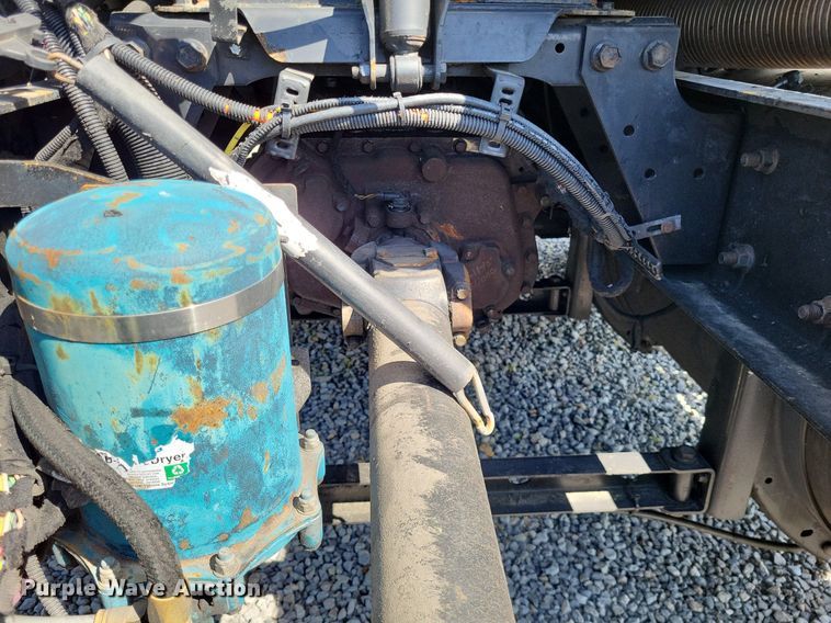 image for item LR9225 2006 International 8600  semi truck