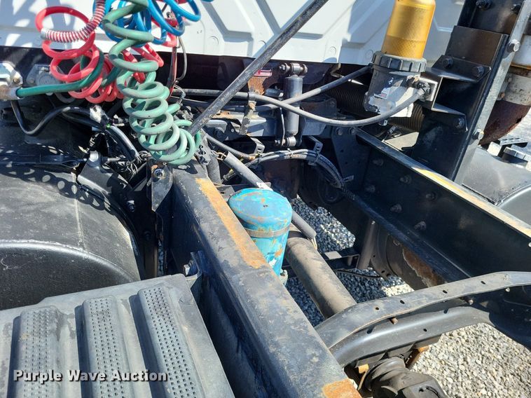 image for item LR9225 2006 International 8600  semi truck