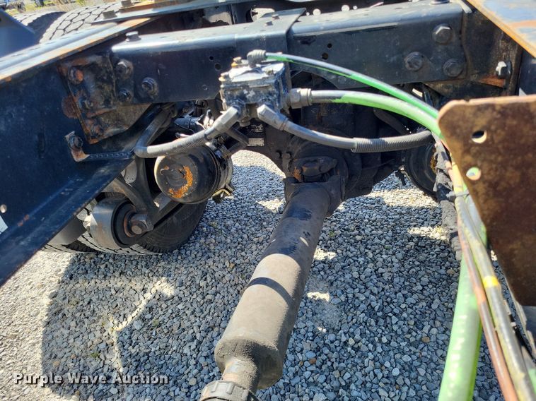 image for item LR9225 2006 International 8600  semi truck