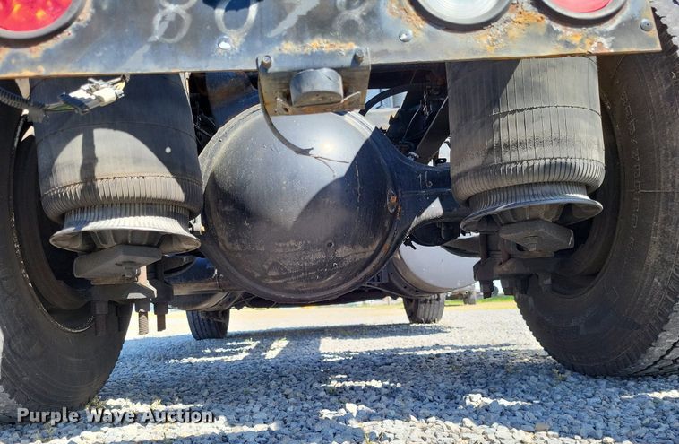 image for item LR9225 2006 International 8600  semi truck